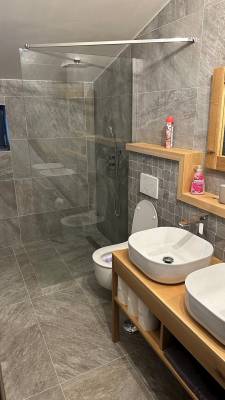 Kúpeľňa so sprchovým kútom a toaletou, Villa Kriváň, Pribylina