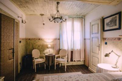 Sedenie v izbe Chez Amis, Vila Terrasse, Košice