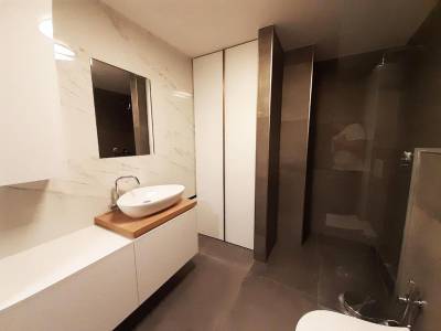 Izba s manželskou posteľou - kúpeľňa so sprchovacím kútom, Entrez Apartments 4 - City centre, Košice