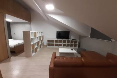 Izba s manželskou posteľou - obývačka s LCD TV, Entrez Apartments 4 - City centre, Košice