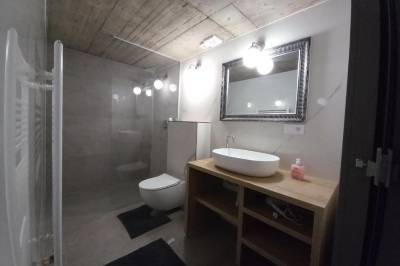 Apartmán s mezanínom - kúpeľňa so sprchovacím kútom a toaletou, Entrez Apartments 4 - City centre, Košice