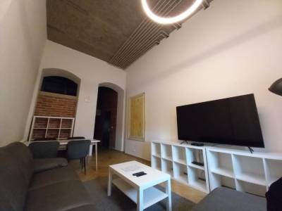 Apartmán s mezanínom - obývačka s LCD TV a jedálenským sedením, Entrez Apartments 4 - City centre, Košice