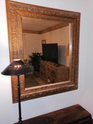 Zrkadlo so stolovou lampou, Entrez Apartment 1, Košice