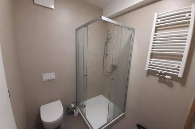 Kúpeľňa so sprchovacím kútom a toaletou, Entrez Radnica, Košice