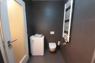 Práčka a toaleta v kúpeľni, Entrez Radnica 2, Košice