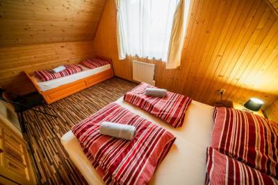 Spálňa s manželskou posteľou a samostatným lôžkom, Chaty Liptov, Liptovský Trnovec