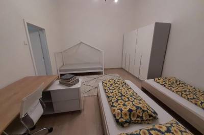 Apartmán Deluxe - spálňa s 3 samostatnými posteľami a pracovný stôl, Entrez Apartment 3 - Historical Centre, Košice