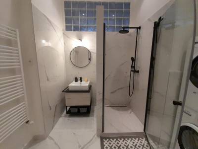 Apartmán Deluxe - kúpeľňa so sprchovacím kútom, toaletou, práčkou a sušičkou, Entrez Apartment 3 - Historical Centre, Košice