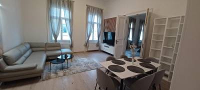 Apartmán Deluxe - obývačka s jedálenským stolom, Entrez Apartment 3 - Historical Centre, Košice