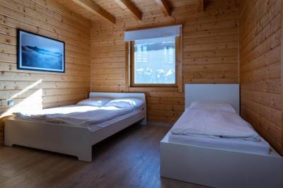 Spálňa s manželskou posteľou a samostatným lôžkom, Chalet Tatras, Pribylina