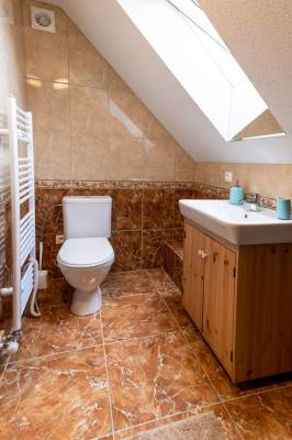 Kúpeľňa so sprchovým kútom a toaletou, Chalet Malé Borové, Malé Borové