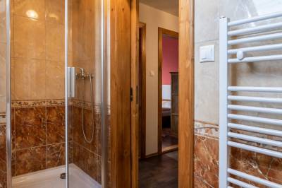 Kúpeľňa na poschodí so sprchovým kútom a toaletou, Chalet Malé Borové, Malé Borové