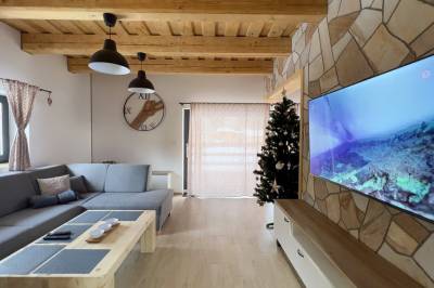 Obývacia miestnosť s pohovkou a TV, Elibere Komplex, Dolný Kubín