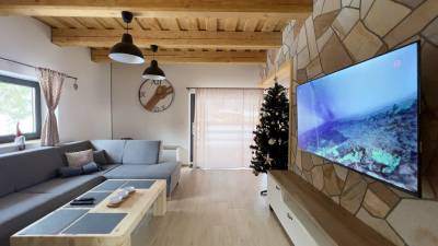 Obývacia miestnosť s pohovkou a TV, Elibere Komplex, Dolný Kubín