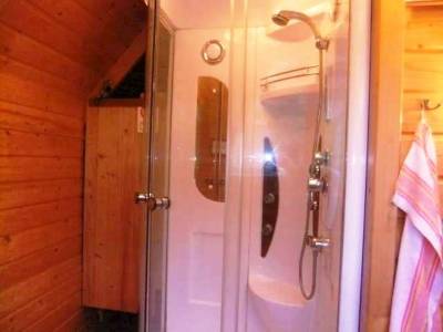 Kúpeľňa s toaletou a masážnym sprchovým kútom, Chata Katka, Leštiny