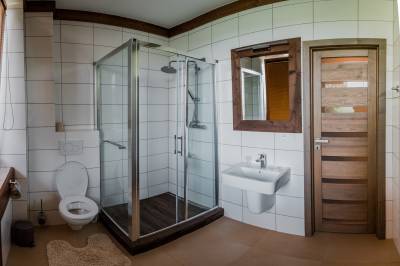 Kúpeľňa so sprchovým kútom a toaletou, Nestville Apartments, Hniezdne