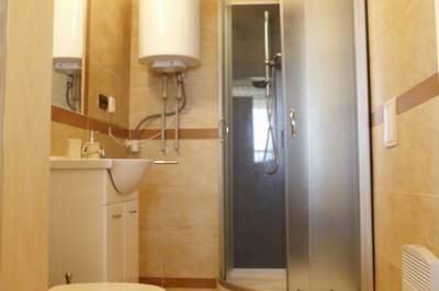 Kúpeľňa so sprchovým kútom a toaletou, APARTMÁNY PRIEHALINA, Hriňová
