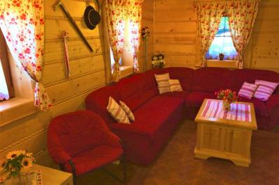 Spoločná obývačka s kuchyňou na prízemí, Chalúpka v Raji, Smižany