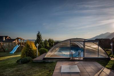 Bazén s prekrytím v exteriéri ubytovania, Luxusný zrub, Veľká Lomnica