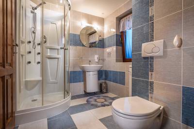 Spoločná kúpeľňa so sprchovým kútom a toaletou, Luxusný zrub, Veľká Lomnica