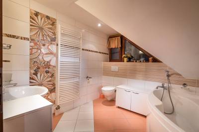 Spoločná kúpeľňa so rohovou vaňou a toaletou, Luxusný zrub, Veľká Lomnica