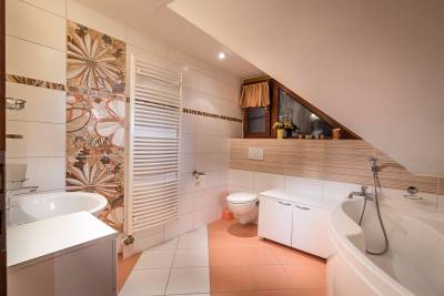 Spoločná kúpeľňa so rohovou vaňou a toaletou, Luxusný zrub, Veľká Lomnica