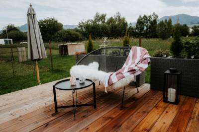 Sedenie na terase, Moderný Tiny house so saunou na liptovskom vidieku, Liptovské Matiašovce