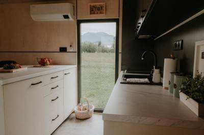Plne vybavená kuchyňa, Moderný Tiny house so saunou na liptovskom vidieku, Liptovské Matiašovce