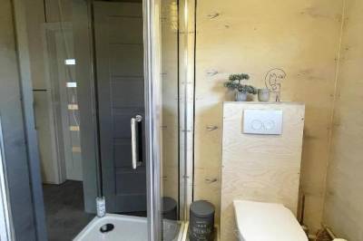 Kúpeľňa so sprchovým kútom, Moderný Tiny house so saunou na liptovskom vidieku, Liptovské Matiašovce