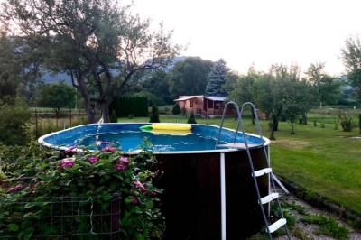 Bazén v oplotenej záhrade, Moderný Tiny house so saunou na liptovskom vidieku, Liptovské Matiašovce