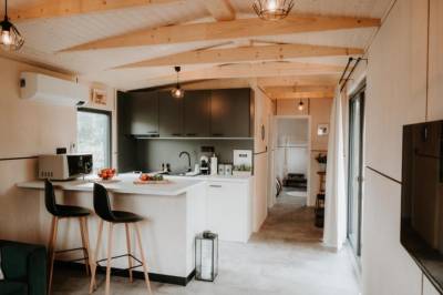 Kuchynský kút so sedením, Moderný Tiny house so saunou na liptovskom vidieku, Liptovské Matiašovce