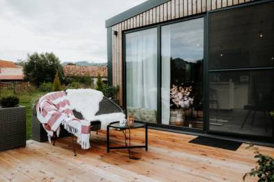 Obývačka so vstupom na terasu, Moderný Tiny house so saunou na liptovskom vidieku, Liptovské Matiašovce