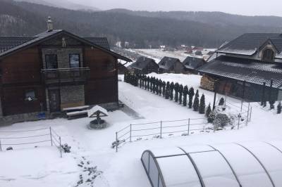 Exteriér ubytovaní Mountain Chalets v obci Valča v zime, Mountain Chalets - Chalet u Orla, Valča