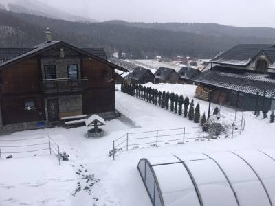 Exteriér ubytovaní Mountain Chalets v obci Valča v zime, Mountain Chalets - Chalet u Orla, Valča