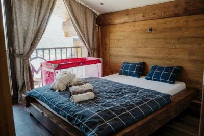 Spálňa s manželskou posteľou a možnosťou detskej postieľky, Mountain Chalets - Chata u Orla, Valča