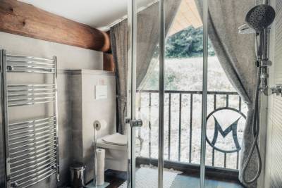 Kúpeľňa so sprchovacím kútom a toaletou, Mountain Chalets - Chalet u Orla, Valča