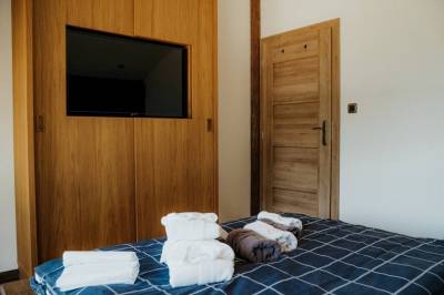 Spálňa s manželskou posteľou a LCD TV, Mountain Chalets - Chalet u Orla, Valča