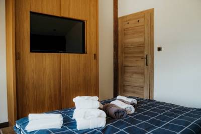 Spálňa s manželskou posteľou a LCD TV, Mountain Chalets - Chalet u Orla, Valča