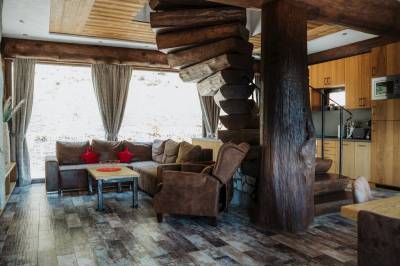 Obývačka s priestranným gaučom, Mountain Chalets - Chalet u Orla, Valča