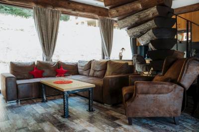Obývačka s pohodlným gaučom, Mountain Chalets - Chata u Orla, Valča