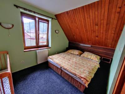 Izba s manželskou posteľou a detskou postieľkou, Apartmány Centrum, Pavčina Lehota