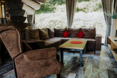 Obývačka s priestranným gaučovým sedením, Mountain Chalets - Chalet U býka, Valča