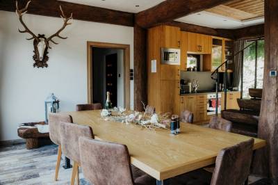 Jedálenské sedenie s plne vybavenou kuchyňou, Mountain Chalets - Chata U býka, Valča