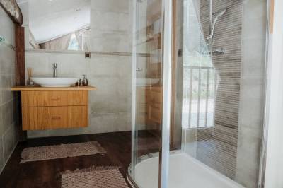 Kúpeľňa so sprchovacím kútom a toaletou, Mountain Chalets - Chata U býka, Valča