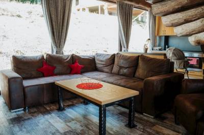 Obývačka s priestranným gaučovým sedením, Mountain Chalets - Chata U býka, Valča