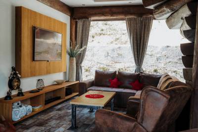 Obývačka s pohodlným gaučom a LCD TV, Mountain Chalets - Chata U býka, Valča