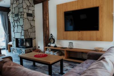 Obývačka s LCD TV a krbom, Mountain Chalets - Chata U býka, Valča