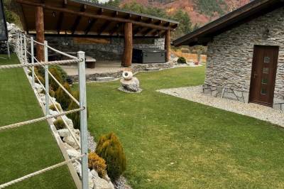 Upravená záhrada, Mountain Chalets - Chalet u medveďa, Valča
