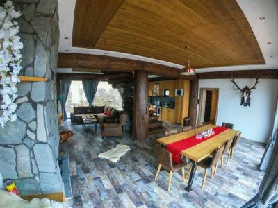 Obývačka a jedálenské sedenie s plne vybavenou kuchyňou, Mountain Chalets - Chalet u medveďa, Valča