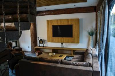 Obývačka s pohodlným gaučom a LCD TV, Mountain Chalets - Chalet u medveďa, Valča